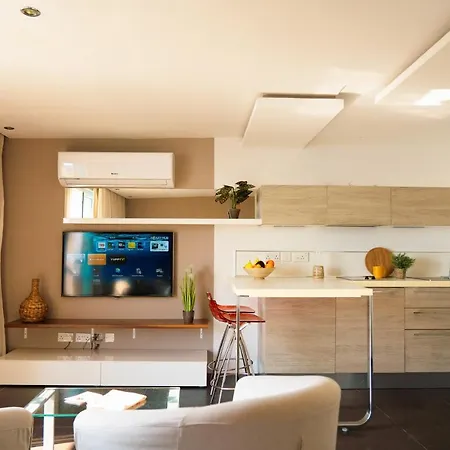 Seafront With Stunning Terrace - Sliema, Malta * סליאמה