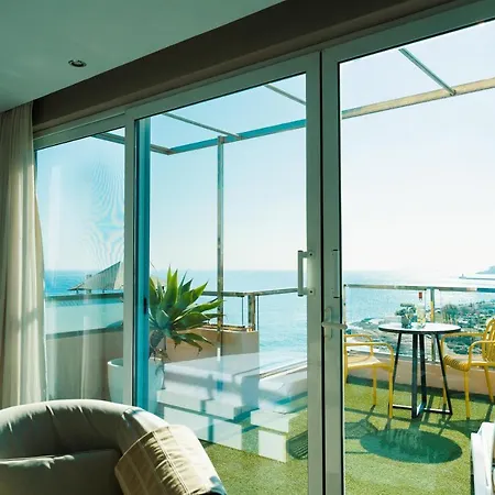 Seafront With Stunning Terrace - Sliema, Malta アパート スリーマ