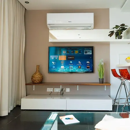 Seafront With Stunning Terrace - Sliema, Malta * סליאמה