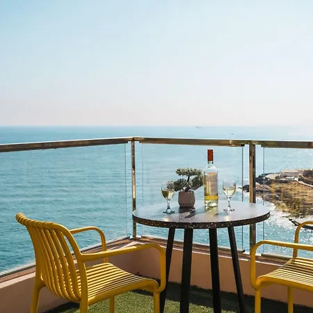 Seafront With Stunning Terrace - Sliema, Malta * סליאמה