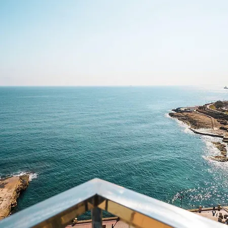 Seafront With Stunning Terrace - Sliema, Malta 아파트
